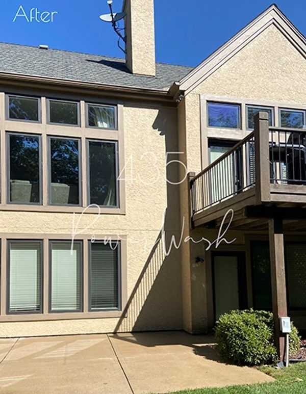 Soft powerwash stucco siding. Leawood / Overland Park, KS
